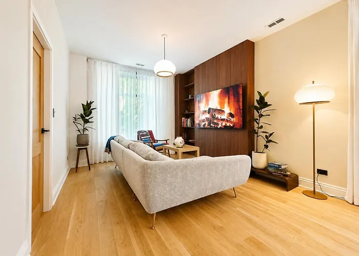 European Coziness In Bronzeville Apartment *