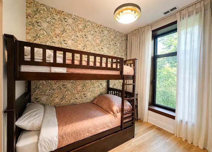 European Coziness In Bronzeville Apartment *